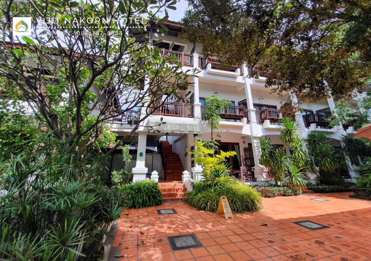 Vijit Nakorn Hotel Sisaket Exterior foto